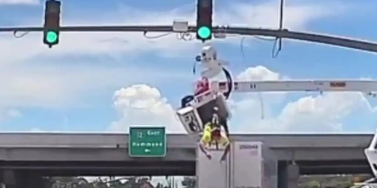 Τρομακτικό ατύχημα: Η στιγμή που ηλεκτρολόγος κρέμεται από γερανό μετά από σύγκρουση με νταλίκα