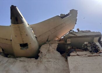 Πάνω από 290 νεκροί έχουν ανασυρθεί από το σημείο όπου συνετρίβη το αεροπλάνο με τους 242 επιβαίνοντες – «Καμία ελπίδα για επιζώντες»