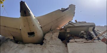 Alldaynews.gr Πάνω από 290 νεκροί έχουν ανασυρθεί από το σημείο όπου συνετρίβη το αεροπλάνο με τους 242 επιβαίνοντες – «Καμία ελπίδα για επιζώντες»