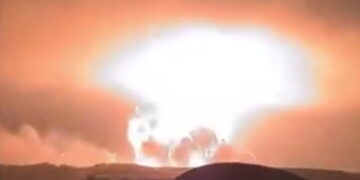 Alldaynews.gr Παγκόσμιο σοκ από το χτύπημα των ΗΠΑ στο Ιράν: Βίντεο με αμερικανική υπερβόμβα να χτυπά πυρηνική εγκατάσταση – Ισχυρές εκρήξεις και μανιτάρια φωτιάς