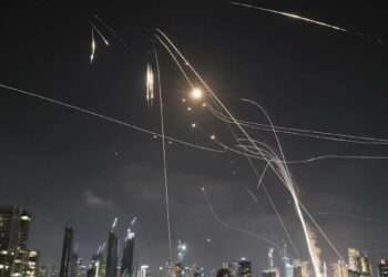 Το Ιράν «απαντάει» στο Ισραήλ με πυραυλική επίθεση – Εκρήξεις και τραυματίες στο Τελ Αβίβ