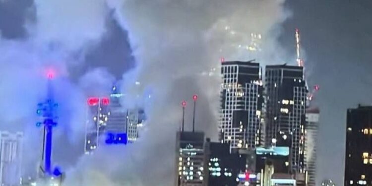 Mπαράζ επιθέσεων του Ιράν στο Ισραήλ με 10 νεκρούς, 200 τραυματίες και αγνοούμενους- Ισραηλινά πλήγματα σε διυλιστήρια και στο υπ. Άμυνας στο Ιράν