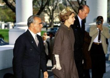 «Σκάσε Αμαλία»: Η μέρα που ένα ανοιχτό μικρόφωνο πρόδωσε την ασεβή ατάκα του Καραμανλή στην καλλονή σύζυγό του