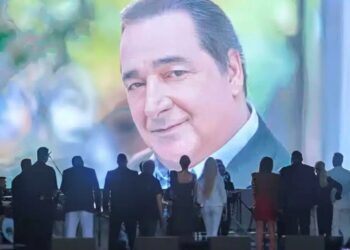 Βασίλης Καρράς: Σείστηκε το Καλλιμάρμαρο μόλις ανέβηκε στη σκηνή αυτός ο τραγουδιστής – Είπε το «Νύχτα ξελογιάστρα» κι έκλαιγε όλο το στάδιο