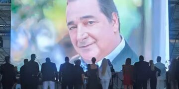 Βασίλης Καρράς: Σείστηκε το Καλλιμάρμαρο μόλις ανέβηκε στη σκηνή αυτός ο τραγουδιστής – Είπε το «Νύχτα ξελογιάστρα» κι έκλαιγε όλο το στάδιο