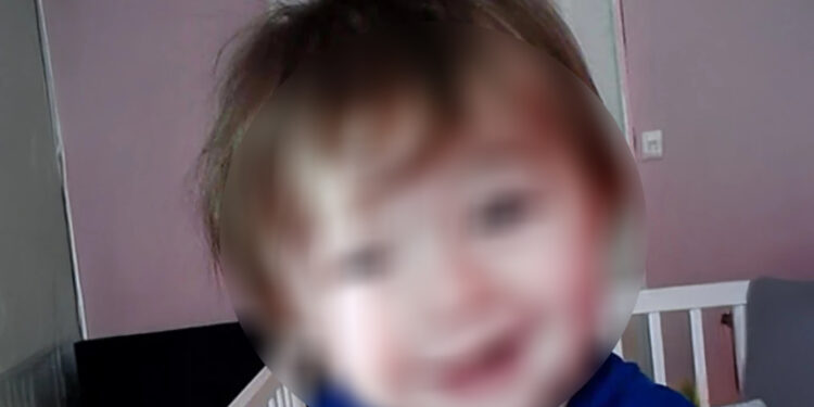 Οι τελευταίες μέρες του 2χρονου παιδιού που φέρεται να δολοφονήθηκε από τους παππούδες του – Ο ρόλος της μητέρας