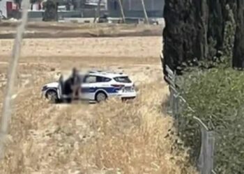 Σάλος με βίντεο αστυνομικών να κάνουν σε..ξ σε περιπολικό στα χωράφια (video)