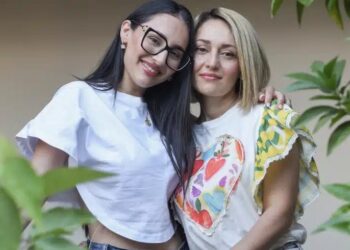 Η Κλαυδία με την μητέρα της, Αγγελική, στη βεράντα του σπιτιού τους – Που θα τις δούμε μαζί στην τηλεόραση