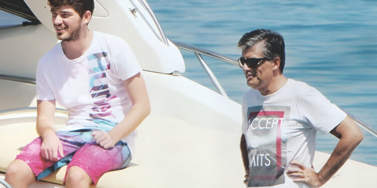 Alldaynews.gr Η απόλυτη ευτυχία για τον Λάμπη Ευαγγελάτο: Οι ξέγνοιαστες στιγμές από τις διακοπές του και η ομοιότητα με τον πατέρα του (photos)