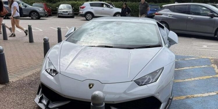 Alldaynews.gr Άγριο κράξιμο σε ιδιοκτήτη πολυτελούς αυτοκινήτου, που πάρκαρε σε θέση ΑμεΑ – Τι συνέβη μετά…