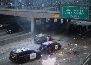 Σκηνές χάους στο Λος Αντζελες: Διαδηλωτές καίνε αυτοκίνητα, η Εθνοφρουρά απαντά με πλαστικές σφαίρες, σε ετοιμότητα 500 πεζοναύτες