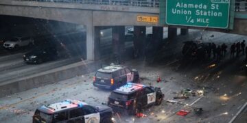 Σκηνές χάους στο Λος Αντζελες: Διαδηλωτές καίνε αυτοκίνητα, η Εθνοφρουρά απαντά με πλαστικές σφαίρες, σε ετοιμότητα 500 πεζοναύτες