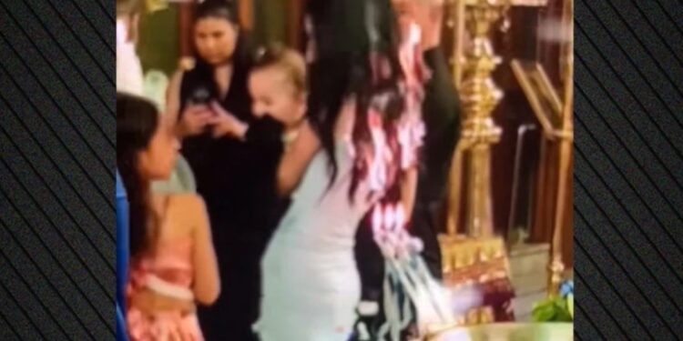 Alldaynews.gr Νονά έγινε viral μετά το βίντεο που έπιασαν φωτιά τα μαλλιά της