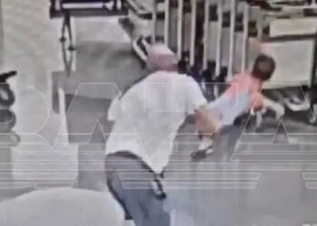 Άνδρας αρπάζει παιδί, το γυρίζει ανάποδα και το πετάει με δύναμη στο πάτωμα αεροδρομίου – Σε κώμα το αγοράκι