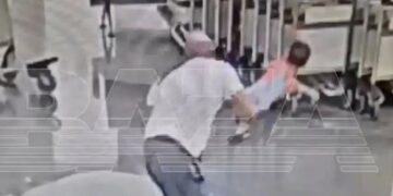 Alldaynews.gr Άνδρας αρπάζει παιδί, το γυρίζει ανάποδα και το πετάει με δύναμη στο πάτωμα αεροδρομίου – Σε κώμα το αγοράκι