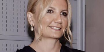 Alldaynews.gr Η μισή Νέα Υόρκη γύρισε να κοιτάξει την Mαρέβα – Φόρεσε πανάκpıβα αθλητικά παπούτσια με μαύρα ρούχα και παρέδωσε μαθήματα στυλ