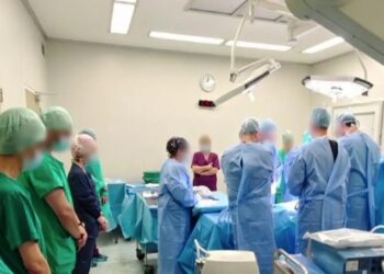 Συγκλονιστική στιγμή: Οι γιατροί απέτισαν φόρο τιμής πριν την λήψη των οργάνων από τον 14χρονο