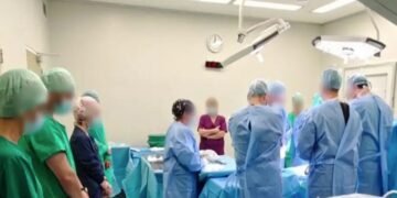 Συγκλονιστική στιγμή: Οι γιατροί απέτισαν φόρο τιμής πριν την λήψη των οργάνων από τον 14χρονο