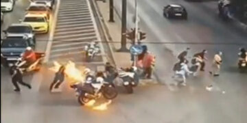 Alldaynews.gr Βίντεο ντοκουμέντο από την δολοφονική επίθεση με μολότοφ εναντίον αστυνομικών και πολιτών στην Κηφισίας