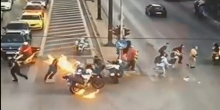 Alldaynews.gr Βίντεο ντοκουμέντο από την δολοφονική επίθεση με μολότοφ εναντίον αστυνομικών και πολιτών στην Κηφισίας