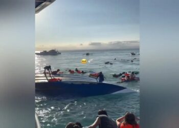 Βίντεο με τουρίστες να παλεύουν να σωθούν από σκάφος που βυθιζόταν – Έσπασαν παράθυρα και έπεσαν στη θάλασσα