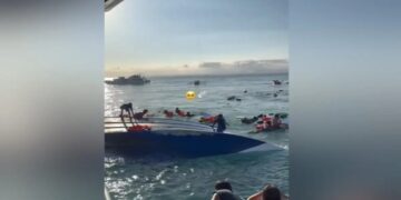 Alldaynews.gr Βίντεο με τουρίστες να παλεύουν να σωθούν από σκάφος που βυθιζόταν – Έσπασαν παράθυρα και έπεσαν στη θάλασσα