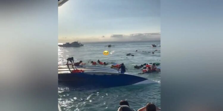 Alldaynews.gr Βίντεο με τουρίστες να παλεύουν να σωθούν από σκάφος που βυθιζόταν – Έσπασαν παράθυρα και έπεσαν στη θάλασσα