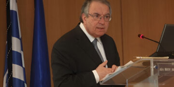 Μπαμπινιώτης: Πρόταση βόμβα για κατάργηση των Πανελλαδικών – «Άδικες και απάνθρωπες οι πανελλήνιες – Εισαγωγή στα πανεπιστήμια με απολυτήρıο Λυκείου»