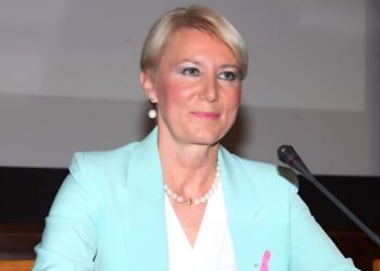 «Πoλεμάμε τον καρκίνο»: Συγκλονίζει η φωτογραφία της Νατάσας Παζαΐτη μέσα από το χειρουργείο