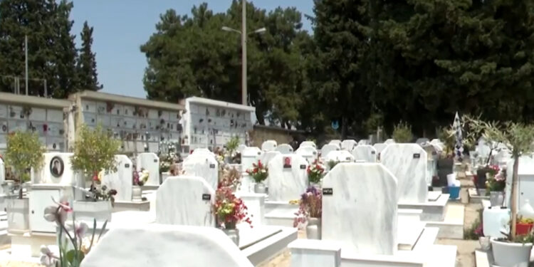 Σοκ για συγγενή στο νεκροταφείο Καλαμαριάς – Πήγε να κάνει εκταφή τον πατέρα του και είδε να τον μεταφέρουν τυλιγμένο σε σεντόνι μέσα σε…