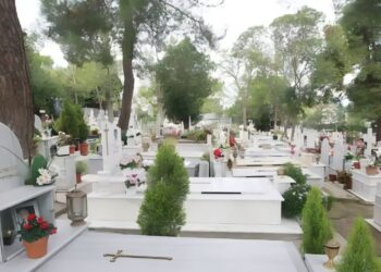 Δημοτικά Κοιμητήρια: Πήγε στον τάφο του πατέρα του και αυτό που αντίκρυσαν με τον γιο του…