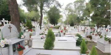 Alldaynews.gr Δημοτικά Κοιμητήρια: Πήγε στον τάφο του πατέρα του και αυτό που αντίκρυσαν με τον γιο του…