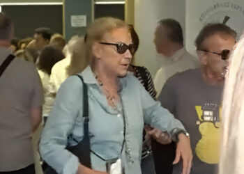 Γιώργος Νταλάρας: Η άβολη στιγμή που η σύζυγός του τον τραβάει από τις κάμερες για να μην κάνει δηλώσεις