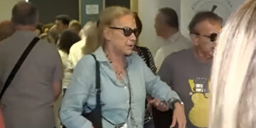 Alldaynews.gr Γιώργος Νταλάρας: Η άβολη στιγμή που η σύζυγός του τον τραβάει από τις κάμερες για να μην κάνει δηλώσεις