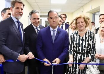 Οικογένεια Ντε Γκρες: Στον Ευαγγελισμό με τη Χρυσή Βαρδινογιάννη και τον Άδωνι Γεωργιάδη