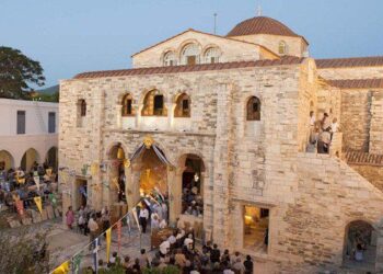 Σπαραγμός στην Πάρο στην κηδεία του 5μηνου βρέφους – Πένθος στο νησί