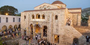 Σπαραγμός στην Πάρο στην κηδεία του 5μηνου βρέφους – Πένθος στο νησί