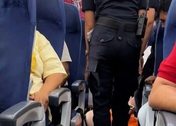 Σκηνές χάους στο αεροδρόμιο: Υπέρβαρος επιβάτης σέρνεται έξω από αεροπλάνο επειδή ήθελε να αλλάξει θέση γιατί δεν χωρούσε