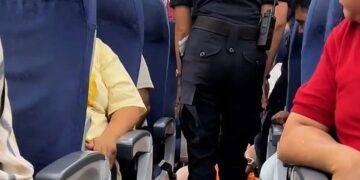 Alldaynews.gr Σκηνές χάους στο αεροδρόμιο: Υπέρβαρος επιβάτης σέρνεται έξω από αεροπλάνο επειδή ήθελε να αλλάξει θέση γιατί δεν χωρούσε