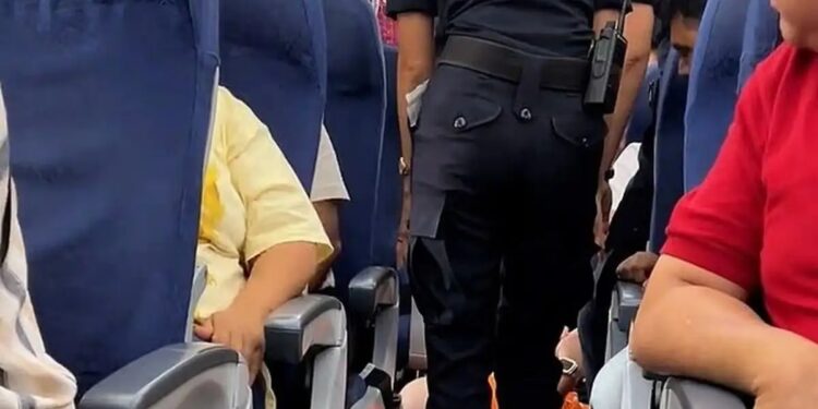 Alldaynews.gr Σκηνές χάους στο αεροδρόμιο: Υπέρβαρος επιβάτης σέρνεται έξω από αεροπλάνο επειδή ήθελε να αλλάξει θέση γιατί δεν χωρούσε