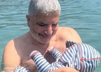 Ο Γιώργος Πατούλης στην παραλία με τη σύζυγό του και τον γιο τους