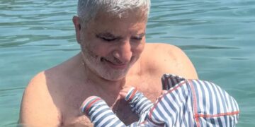 Ο Γιώργος Πατούλης στην παραλία με τη σύζυγό του και τον γιο τους