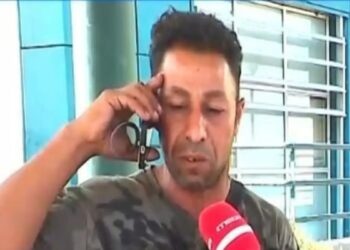 «Δεν ήταν μόνο του το μωρό, κοιμόταν μαζί με τη μητέρα του», λέει ο πατέρας του βρέφους που κλείδωσαν στο μπαλκόνι