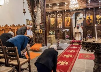 Γιατί γονατίζουμε την Κυριακή της Πεντηκοστής;