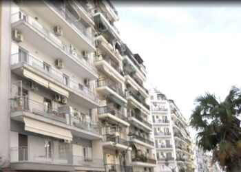 Αυνανίζονταν σε διαμέρισμα με τη θέα γειτόνισσας και του φόρεσαν χειροπέδες (video)