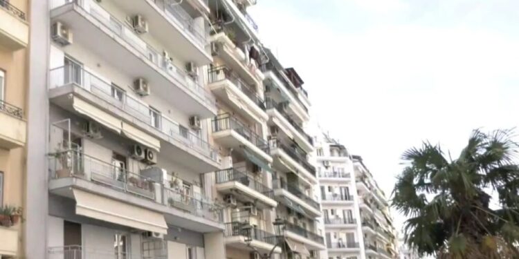 Αυνανίζονταν σε διαμέρισμα με τη θέα γειτόνισσας και του φόρεσαν χειροπέδες (video)