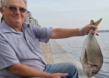 Ψαράς έπιασε τσιπούρα στον Θερμαϊκό και θα την φάει – «Είναι λουκούμι» λέει με περηφάνια (video)