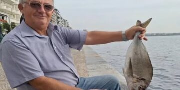 Ψαράς έπιασε τσιπούρα στον Θερμαϊκό και θα την φάει – «Είναι λουκούμι» λέει με περηφάνια (video)