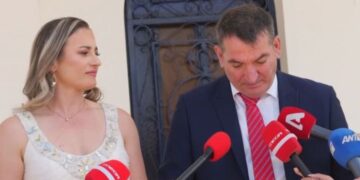 Πύρρος Δήμας: Δεν πήγαν τα παιδιά του στη βάφτιση της κόρης του – «Λύγισε» μπροστά στις κάμερες