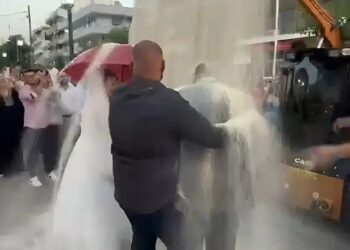 Χαμός σε γάμο: Έριξαν με… φορτωτή 550 κιλά ρύζι σε νεόνυμφους